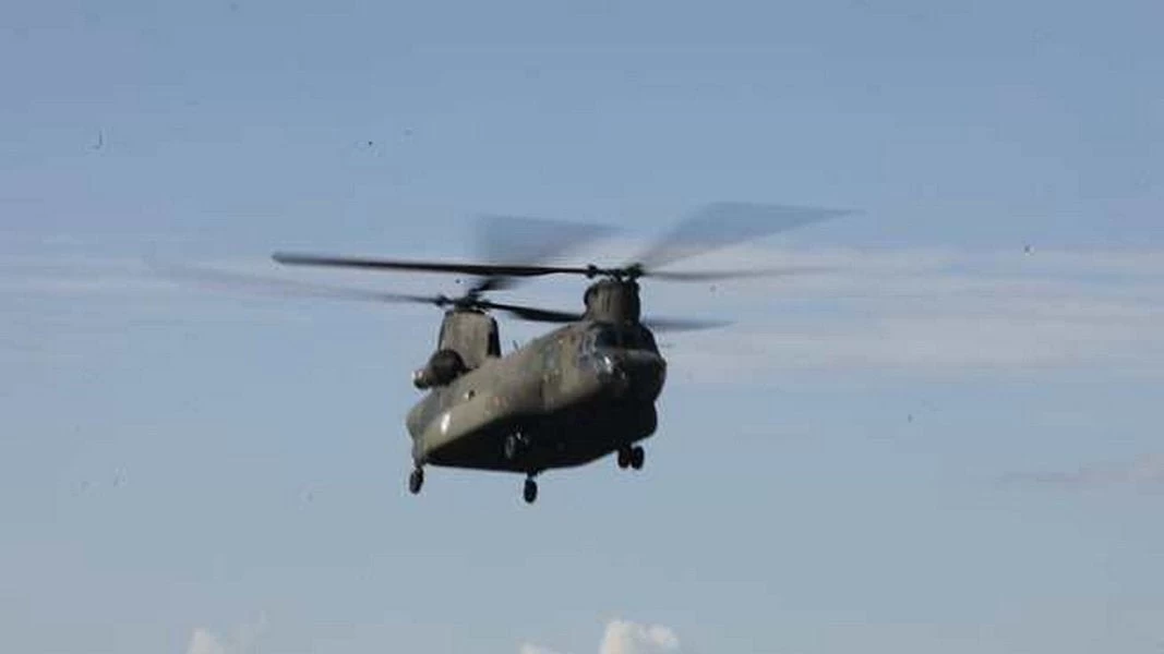 Ξέρεις από Έλληνες χειριστές «Σινούκ»; Προσγειώνονται ακόμη και με την… όπισθεν όταν θέλουν (βίντεο)